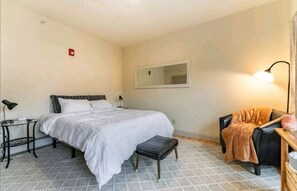 1 slaapkamer, een strijkplank/strijkijzer, wifi, beddengoed