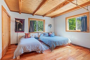 2 bedrooms, desk, WiFi, bed sheets