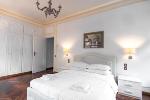 5 bedrooms, desk, iron/ironing board, WiFi