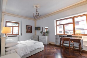 5 bedrooms, desk, iron/ironing board, WiFi