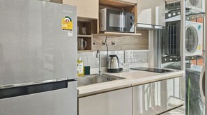 Fridge, microwave, stovetop, dishwasher - Dcondo Kathu - Top Floor 1 Bdr Condo with shared Pool (Kathu)