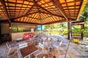 Una piscina techada, abierta desde las 08:00 hasta las 18:30, sombrillas