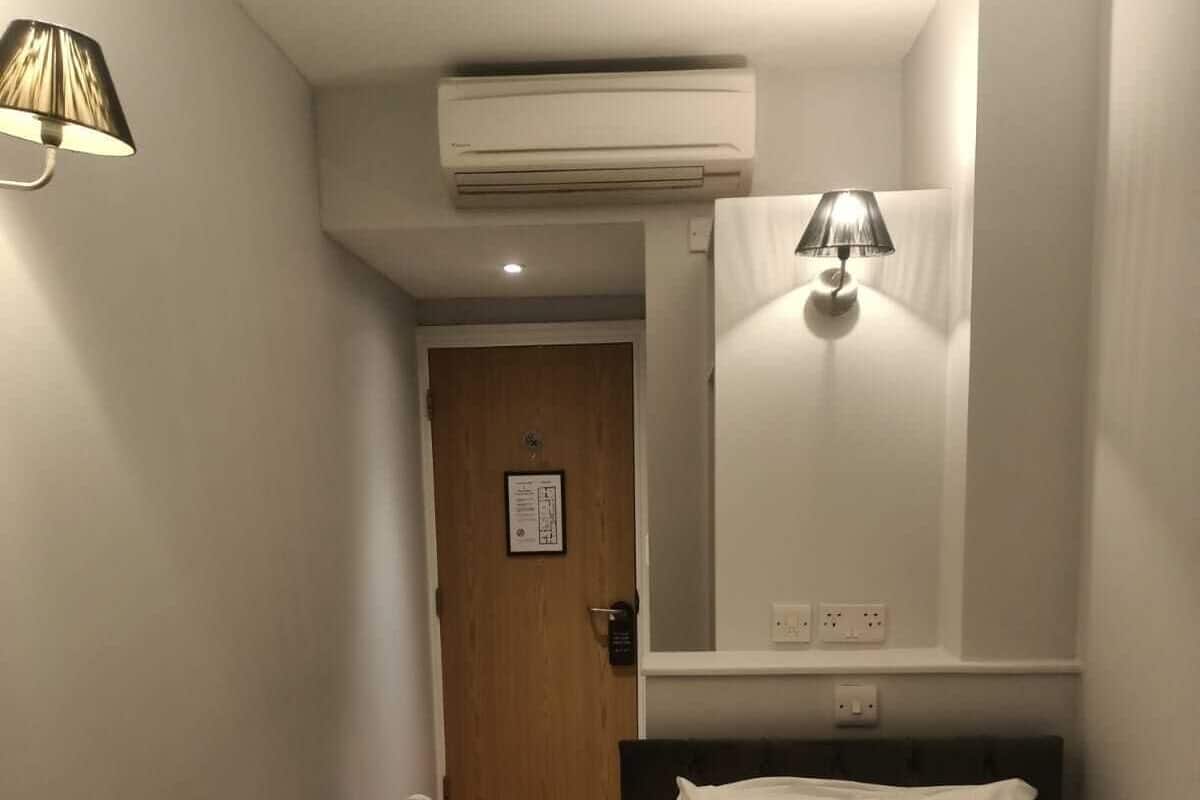 Laptop workspace, soundproofing, free WiFi