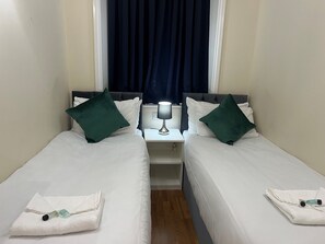 Kamar Twin Standar | Ruang kerja ramah laptop, kedap suara, dan Wi-Fi gratis