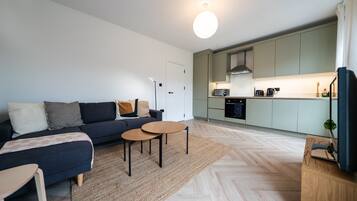 Apartment (4 Bedrooms) | Private kitchen | Microwave, oven, ice maker