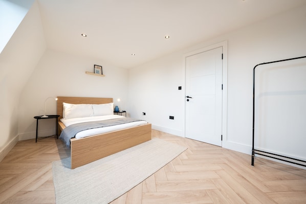 Appartement (4 Bedrooms) | Salle de bain | Séchoir à cheveux, serviettes fournies, papier de toilette