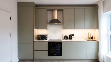 Apartment (4 Bedrooms) | Private kitchen | Microwave, oven, ice maker