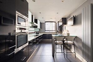 Apartment (2 Bedrooms) | Exterior - The River Thames View - Stunning 2bdr Flat With Study Room + Balcony (London)