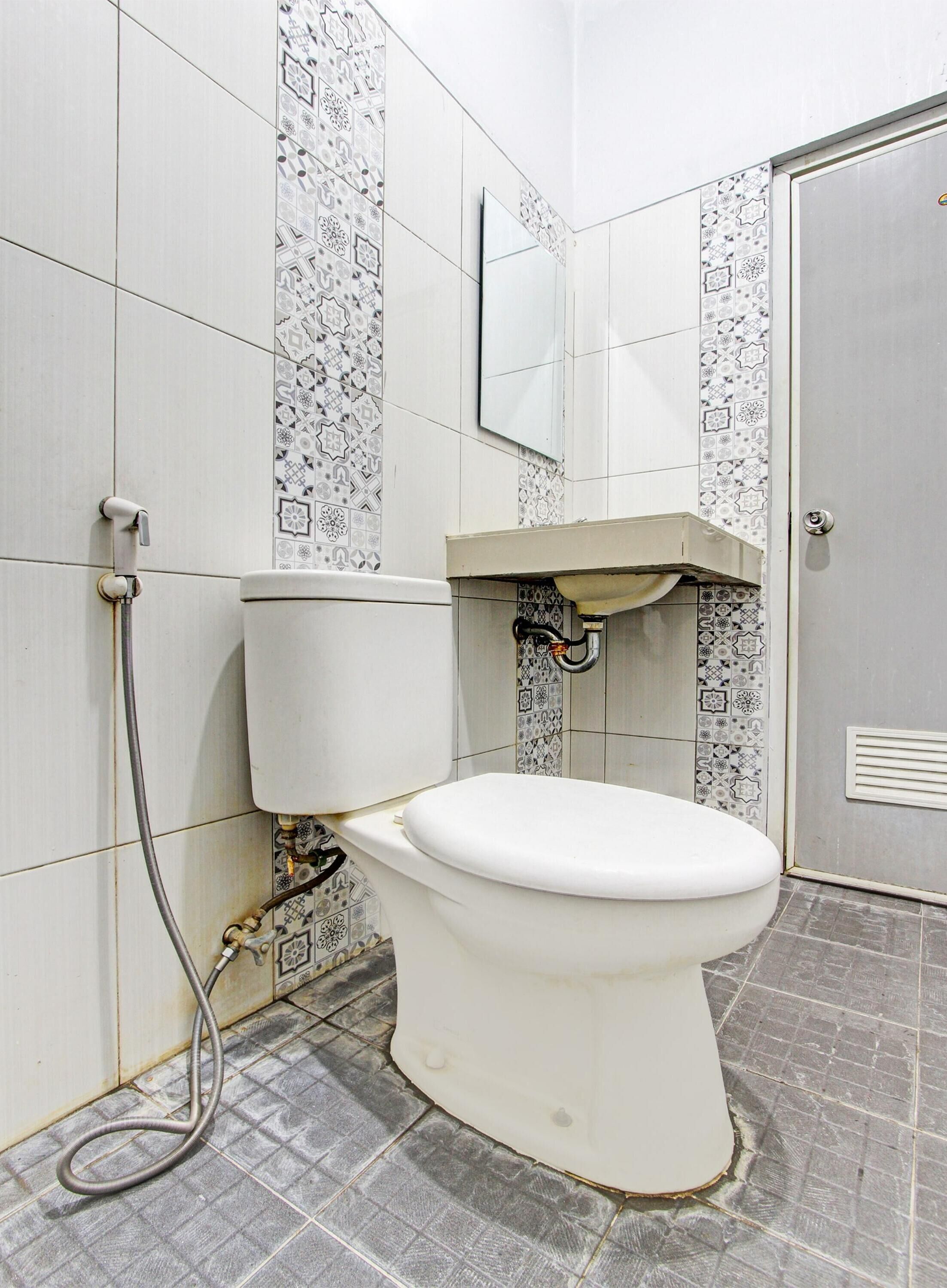 Ein Badezimmer mit Toilette, Waschbecken und Dusche.