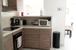 Een koelkast, een microgolfoven, een oven, een vaatwasser