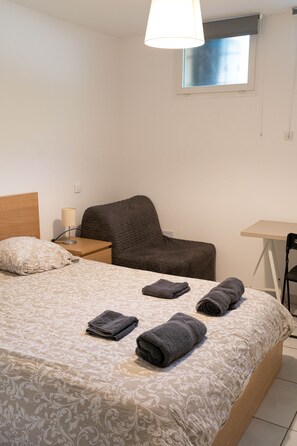 2 chambres, fer et planche à repasser, Wi-Fi, draps fournis