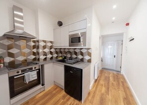 冷蔵庫、電子レンジ、オーブン、ダイニングテーブル