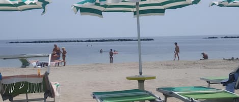 Una spiaggia nelle vicinanze, lettini da mare, teli da spiaggia