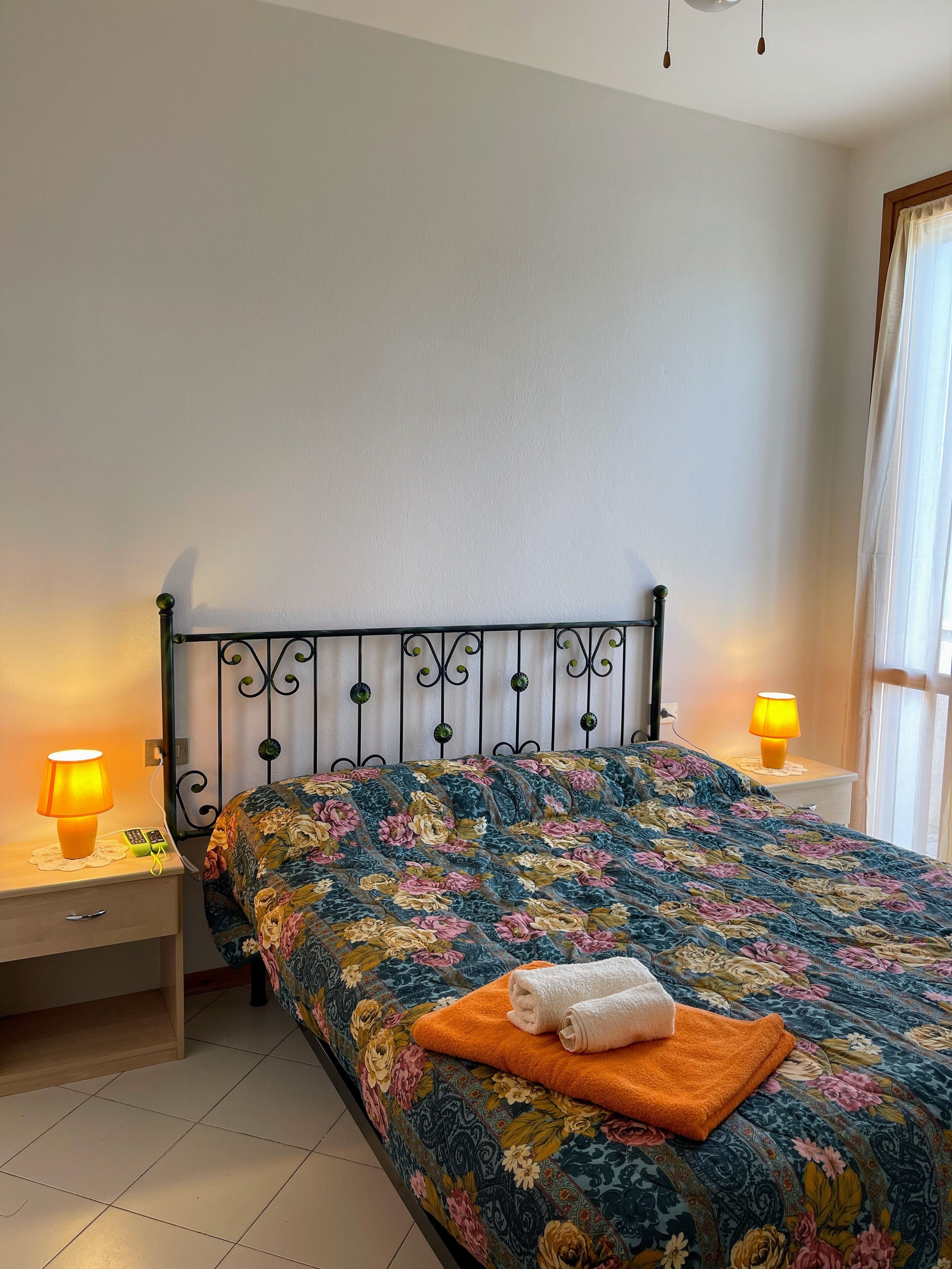 2 dormitorios, tabla de planchar con plancha, cuna de viaje