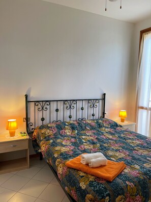 2 makuuhuonetta, silitysrauta/-lauta, vauvan matkasänky, ilmainen Wi-Fi