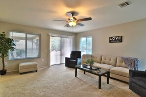 Living area - Great 55+ Community Come relax and play! (Sun City West)
