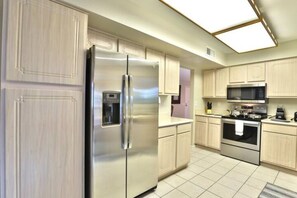 冷蔵庫、電子レンジ、オーブン、コンロ