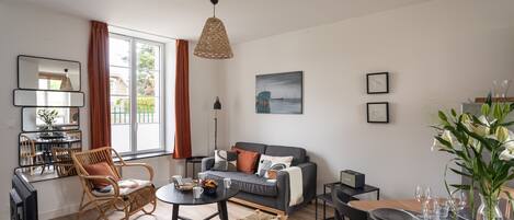 Una televisión, un reproductor estéreo