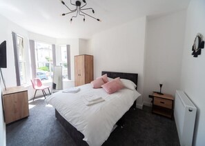 7 slaapkamers, een strijkplank/strijkijzer, wifi, beddengoed