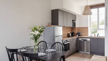 Coffee/tea maker, fridge, microwave, oven