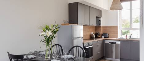 Kühlschrank, Mikrowelle, Ofen, Geschirrspüler