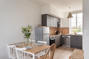 Kühlschrank, Mikrowelle, Ofen, Geschirrspüler