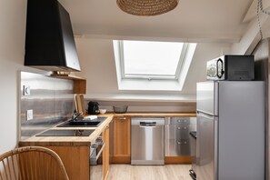 Kühlschrank, Mikrowelle, Ofen, Geschirrspüler