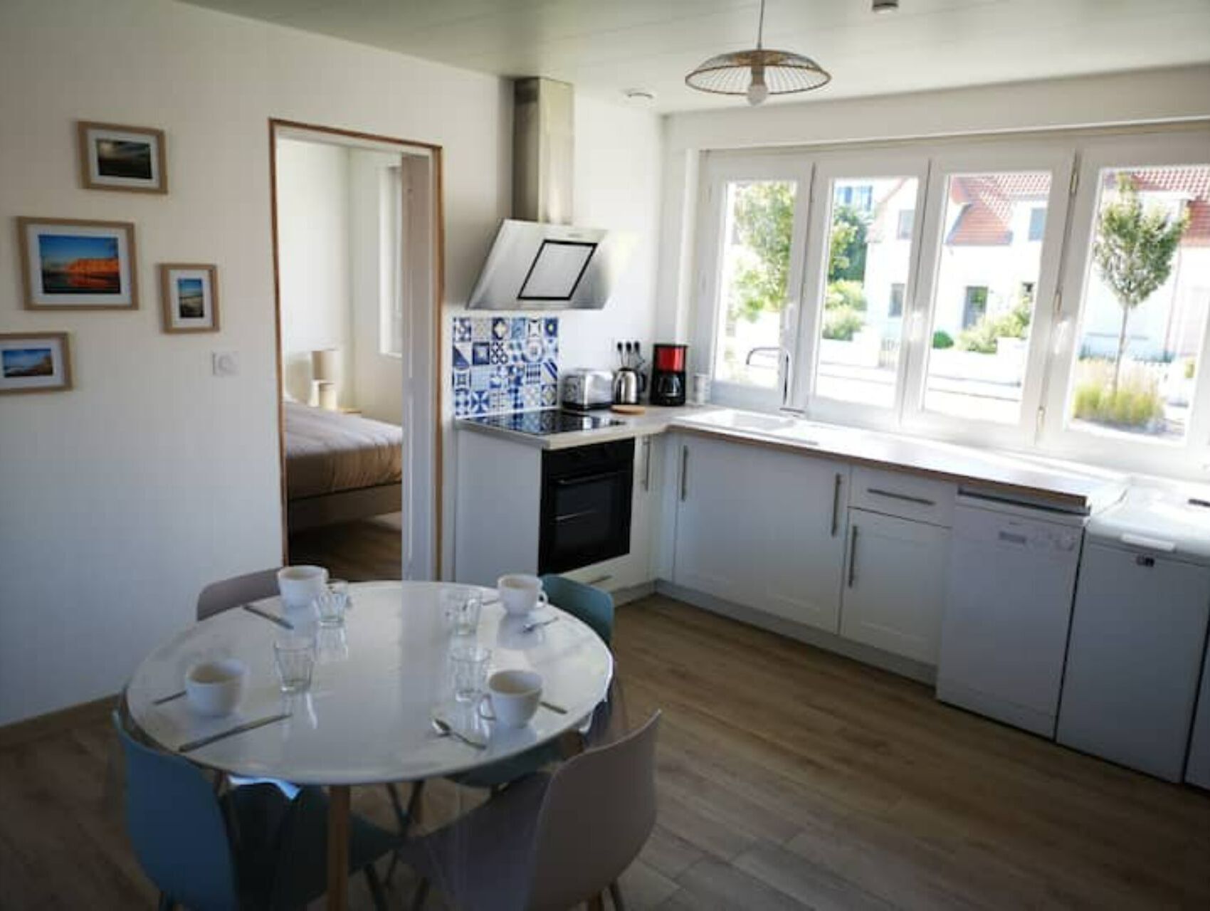 Cookware/dishes/utensils, dining tables