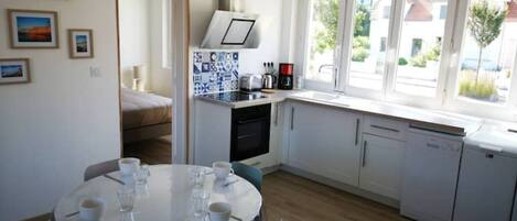 Kjøkkenutstyr og spisebord