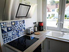 Batterie de cuisine, vaisselle et ustensiles, tables à manger