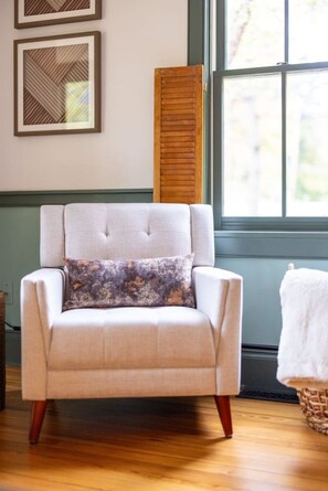 Interior - Hot Tub, CVNP, Private Waterfall Trail, Firepit (Peninsula)