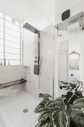 Ein modernes Badezimmer mit Dusche, Waschbecken und Waschtisch.
