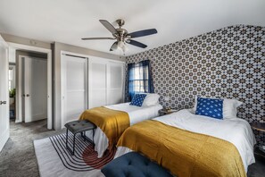 3 bedrooms, desk, iron/ironing board, travel cot - 4Bed Steeler w/ BBQ_Firepit_Games_SecretGarden_MoodyVibe_7mile to DTown (Mount Lebanon)