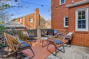 Terrace/patio - 4Bed Steeler w/ BBQ_Firepit_Games_SecretGarden_MoodyVibe_7mile to DTown (Mount Lebanon)