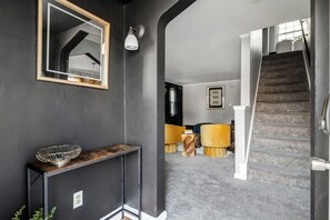 Interior - 4Bed Steeler w/ BBQ_Firepit_Games_SecretGarden_MoodyVibe_7mile to DTown (Mount Lebanon)