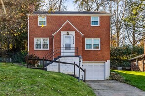 Exterior - 4Bed Steeler w/ BBQ_Firepit_Games_SecretGarden_MoodyVibe_7mile to DTown (Mount Lebanon)