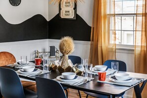 Dining - 4Bed Steeler w/ BBQ_Firepit_Games_SecretGarden_MoodyVibe_7mile to DTown (Mount Lebanon)