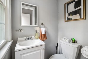 Hair dryer, bidet, towels, soap - 4Bed Steeler w/ BBQ_Firepit_Games_SecretGarden_MoodyVibe_7mile to DTown (Mount Lebanon)