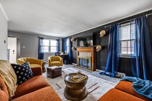 Smart TV, fireplace - 4Bed Steeler w/ BBQ_Firepit_Games_SecretGarden_MoodyVibe_7mile to DTown (Mount Lebanon)