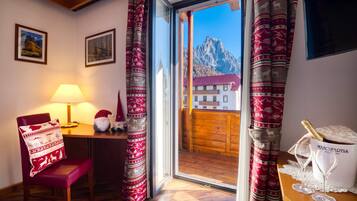 Quarto casal standard, vista para a montanha | Cofres nos quartos, escrivaninha, Wi-Fi de cortesia, roupa de cama