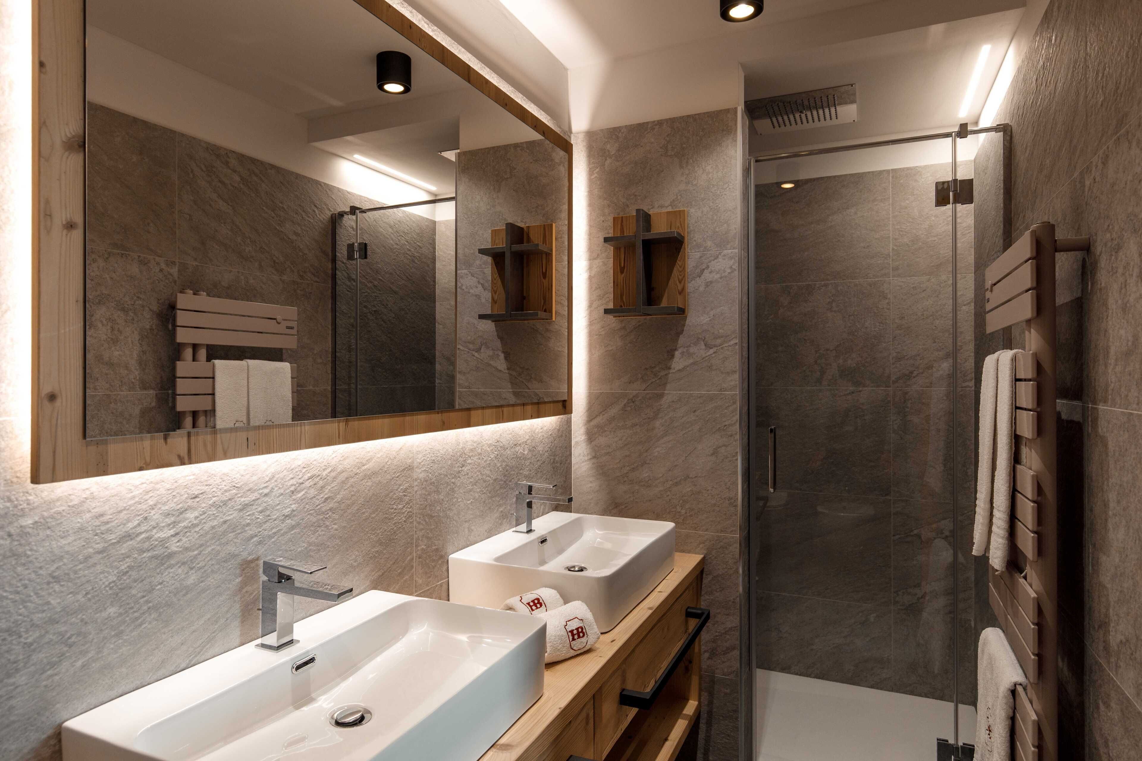 Deluxe-Dreibettzimmer | Badezimmer | Kostenlose Toilettenartikel, Haartrockner