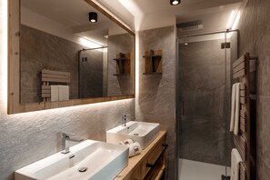 Habitación triple Deluxe | Baño | Artículos de higiene personal gratuitos y secador de pelo