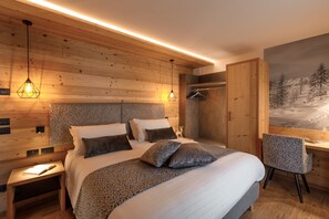 Habitación Deluxe doble | Caja fuerte, escritorio, wifi gratis y ropa de cama