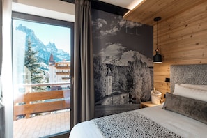 Deluxe driepersoonskamer | Een kluis op de kamer, een bureau, gratis wifi, beddengoed