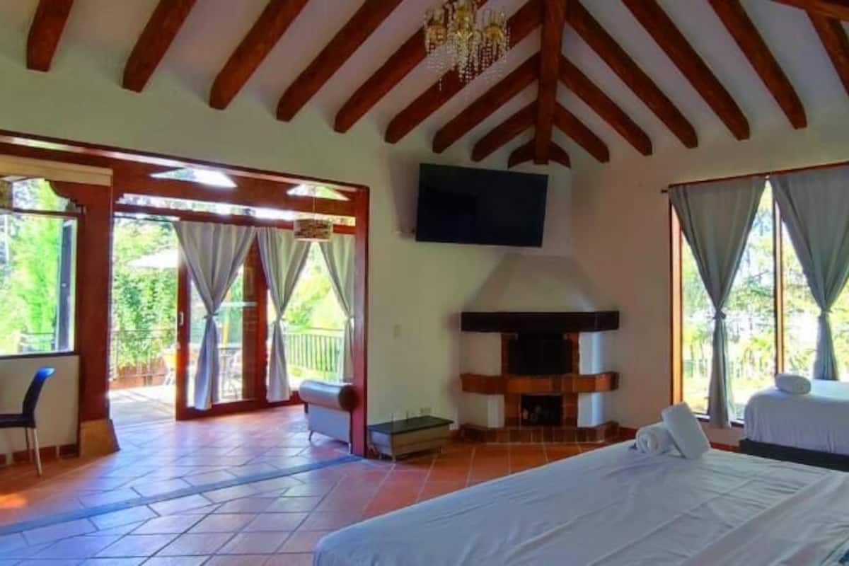 Deluxe Suite | 1 bedroom, minibar, in-room safe, blackout drapes