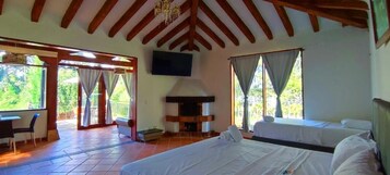 Deluxe Suite | Minibar, in-room safe, blackout drapes, free WiFi