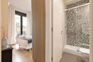 Shower, hair dryer, towels, shampoo