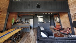 Un ampio loft con zona pranzo, divani e cucina.