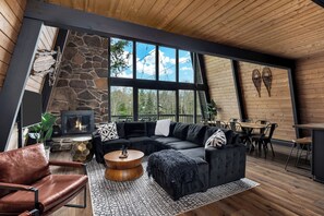Smart TV, chimenea, futbolito y oficina