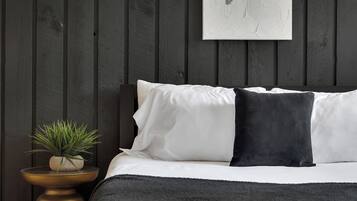 4 habitaciones, escritorio y tabla de planchar con plancha